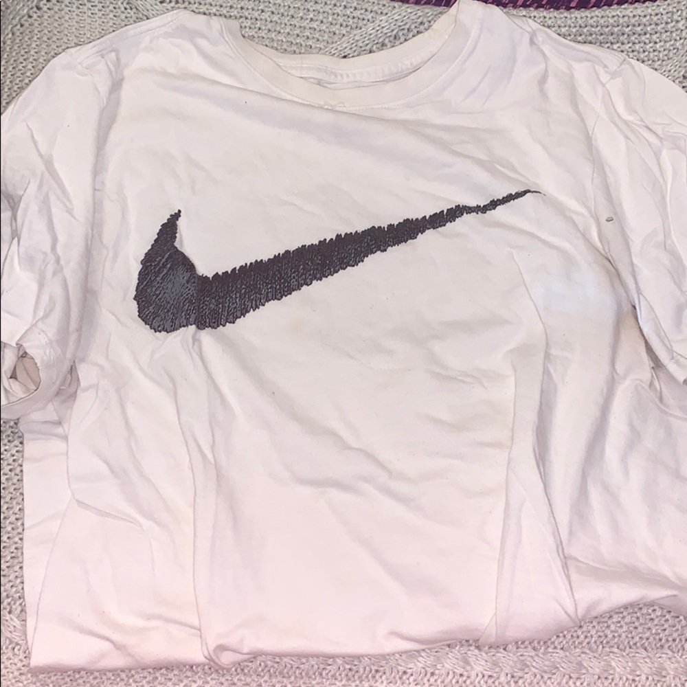 white nike t shirt